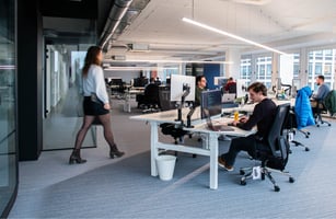 Modern teamwerk in een kantooromgeving, een toekomstgerichte en evoluerende manier van werken Modern teamwerk in een kantooromgeving, een toekomstgerichte en evoluerende manier van werken