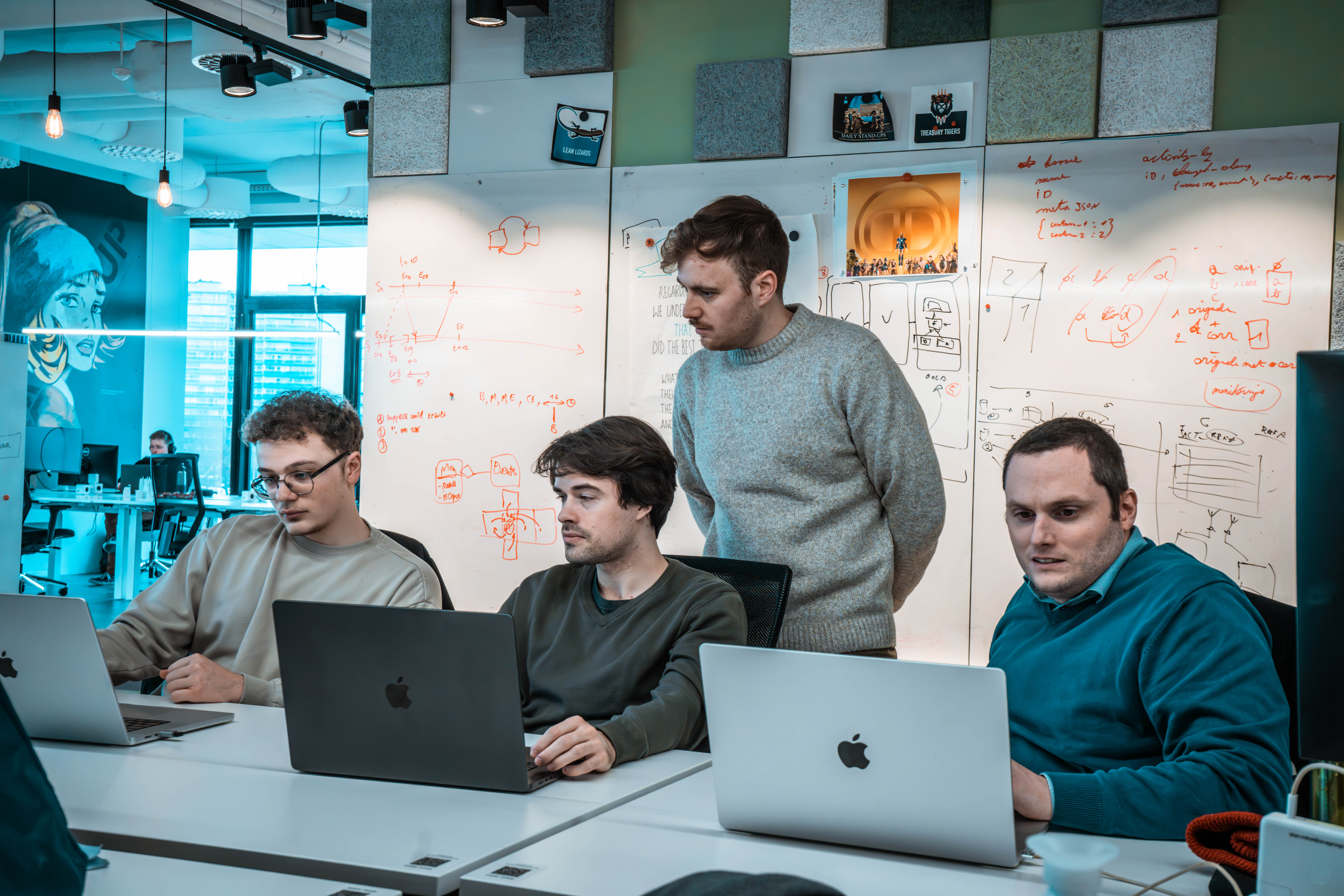 Collega's aan het werk in open space aca group