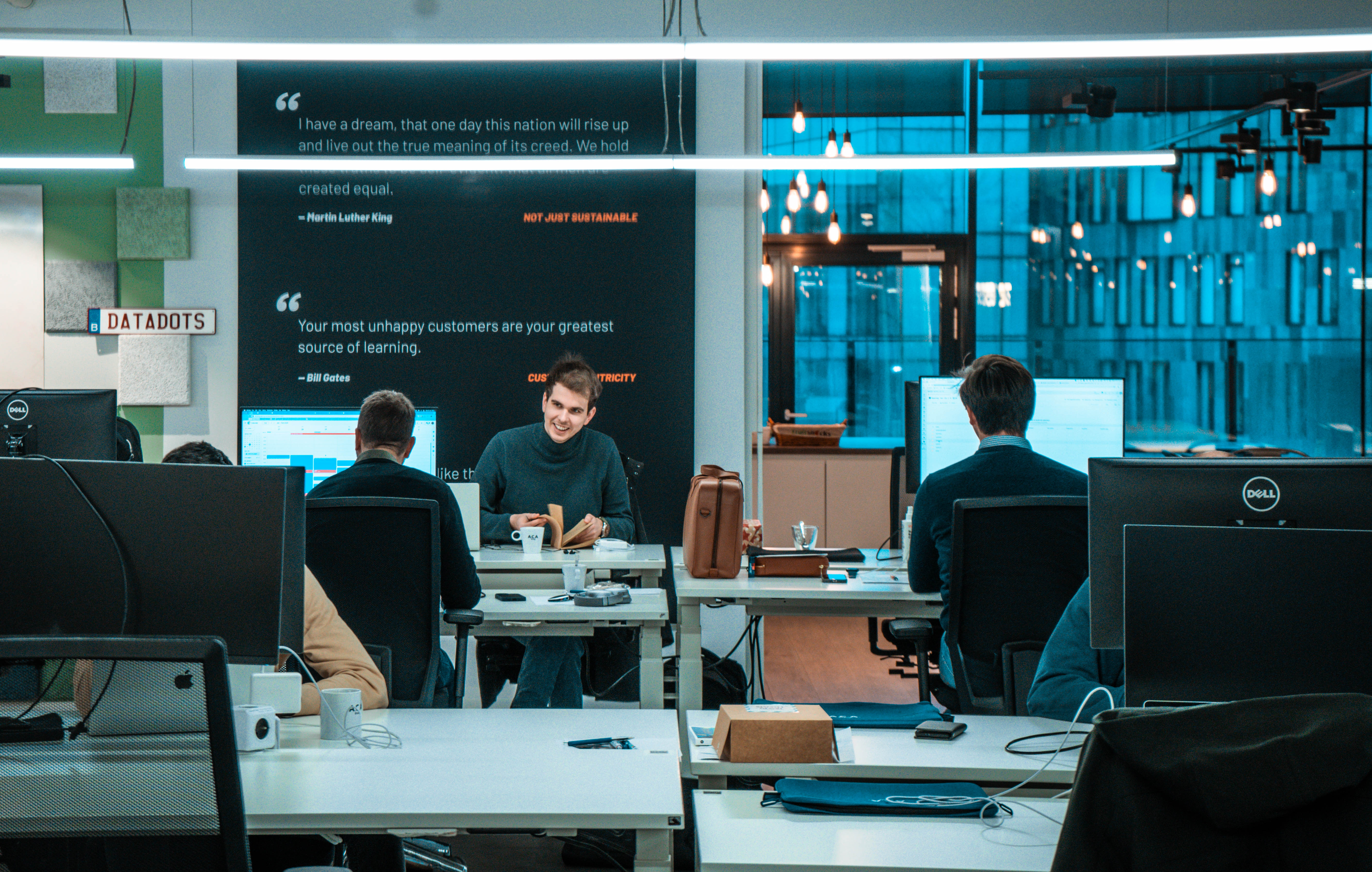 Collega's werken in de open ruimte - collegas aan het werk in de open ruimte