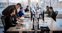 Team dat samenwerkt in een vergadering om werkwijzen af te stemmen en dagelijkse processen te verbeteren