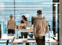 Team bespreken van ideeën in een workshop om een cultuur van continu verbeteren en leren op te bouwen