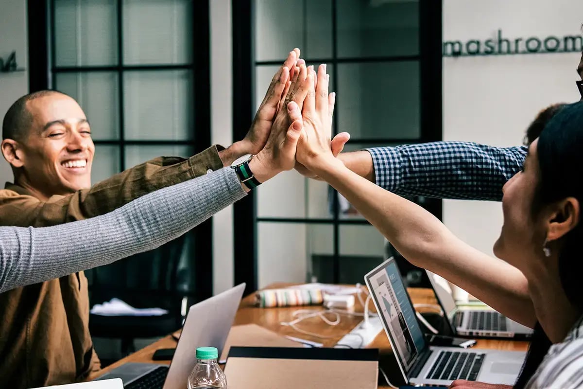 Mensen geven high five Mensen geven high five