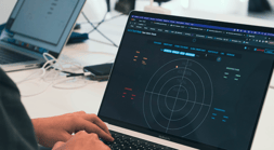 Gebruiker aan het werk in een digitaal hulpmiddel tijdens een trainingssessie om de adoptie van project- en samenwerkingssoftware te verbeteren