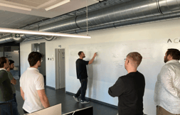 Trainer begeleidt een groep tijdens een hands-on sessie gericht op rolgebaseerde producttraining