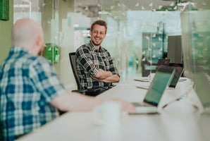 Teamleden bespreken samen een project in een collaboratieve werkruimte, met ervaring in verschillende omgevingen Teamleden bespreken samen een project in een collaboratieve werkruimte, met ervaring in verschillende omgevingen